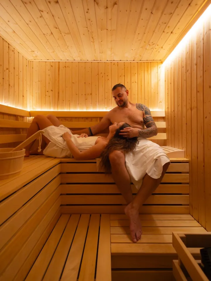 Dvojica oddychujúca vo fínskej saune Relax Worlds