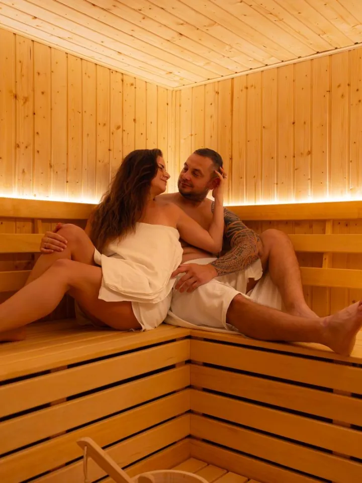 Dvojica sediaca v súkromnej fínskej saune Relax Worlds